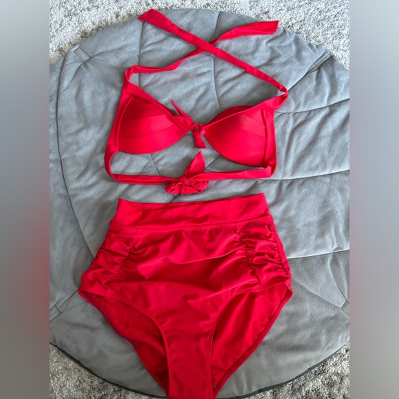 Red bikini - Picture 1 of 6